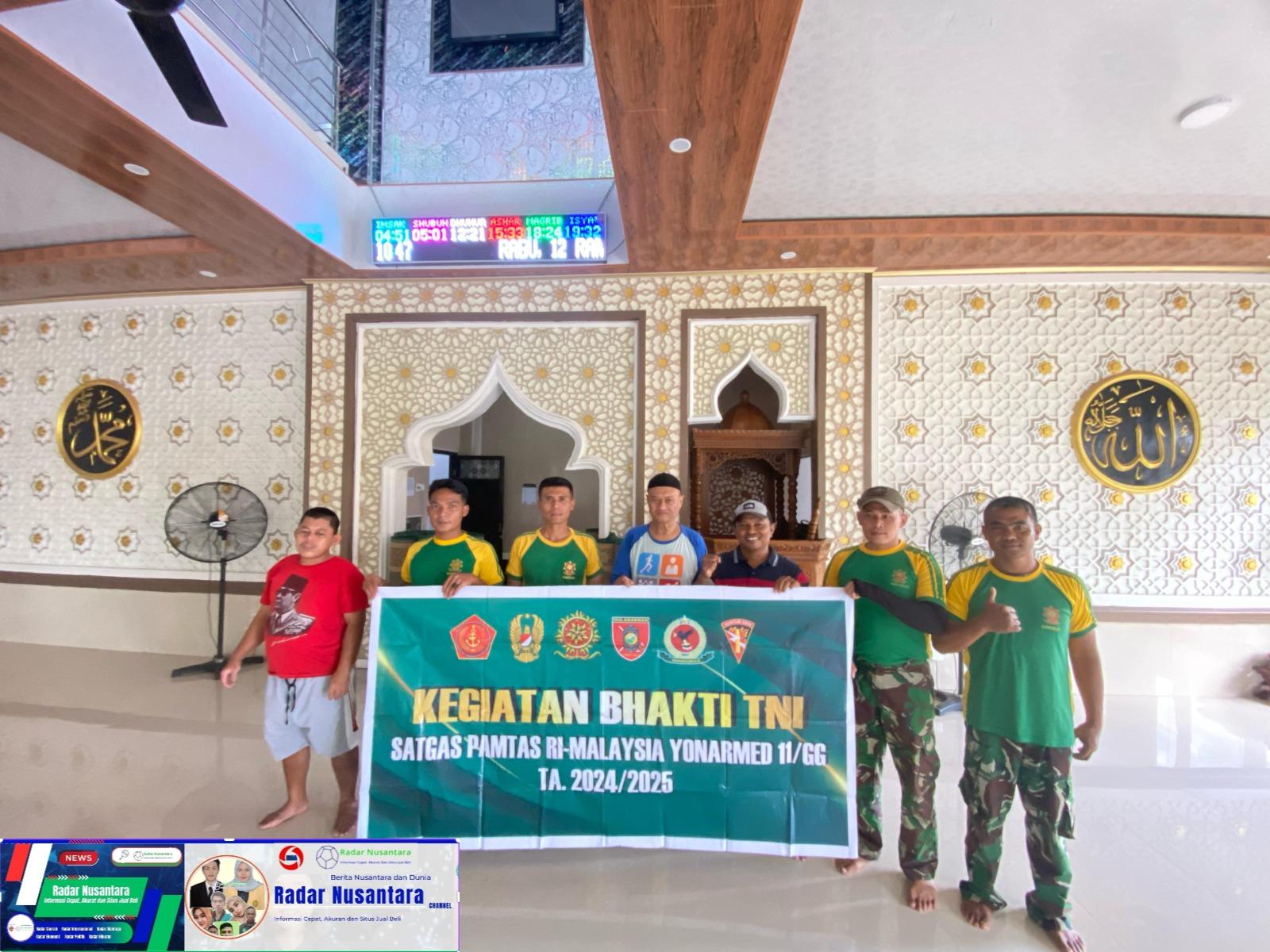 Satgas Pamtas Yonarmed 11 Kostrad Bersama Warga Gelar Karya Bakti Bersihkan Masjid Baitut Taqwa