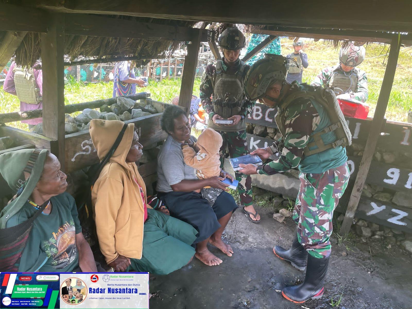 DanPos Sinak Bandara Satgas Yonif 700/WYC Bagikan Alkitab Kepada Masyarakat Kampung Gigobak