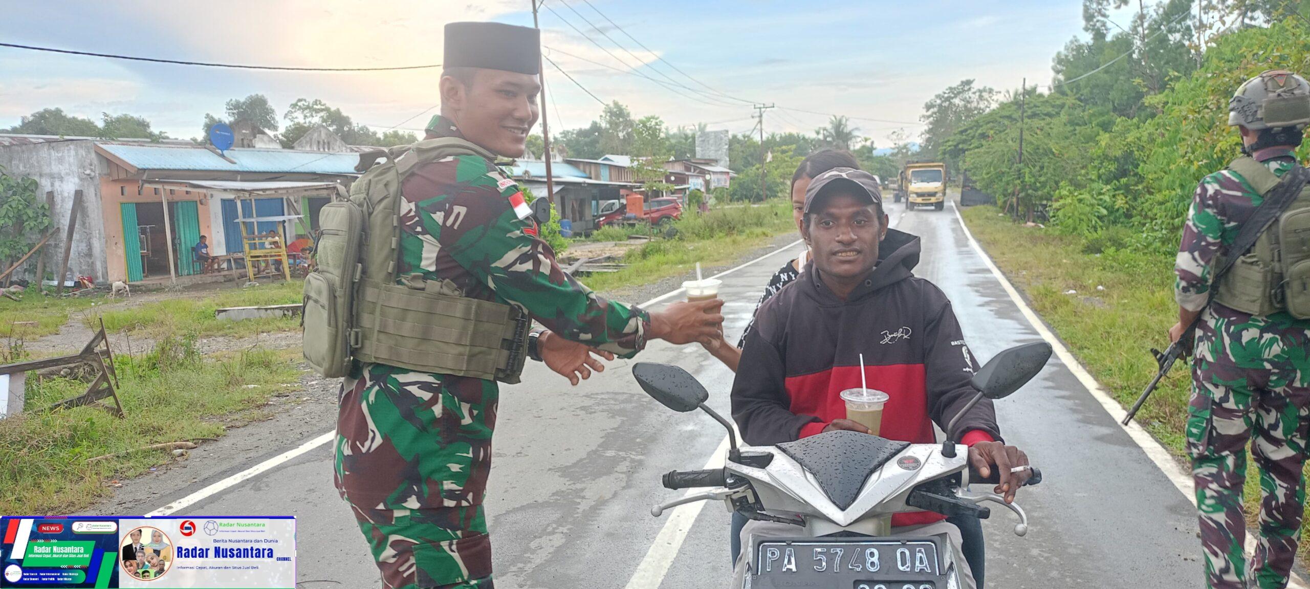 Berbagi Berkah di Bulan Suci Ramadhan, Satgas Yonif 131/BRS Bagikan Takjil di Distrik Muara Tami Papua