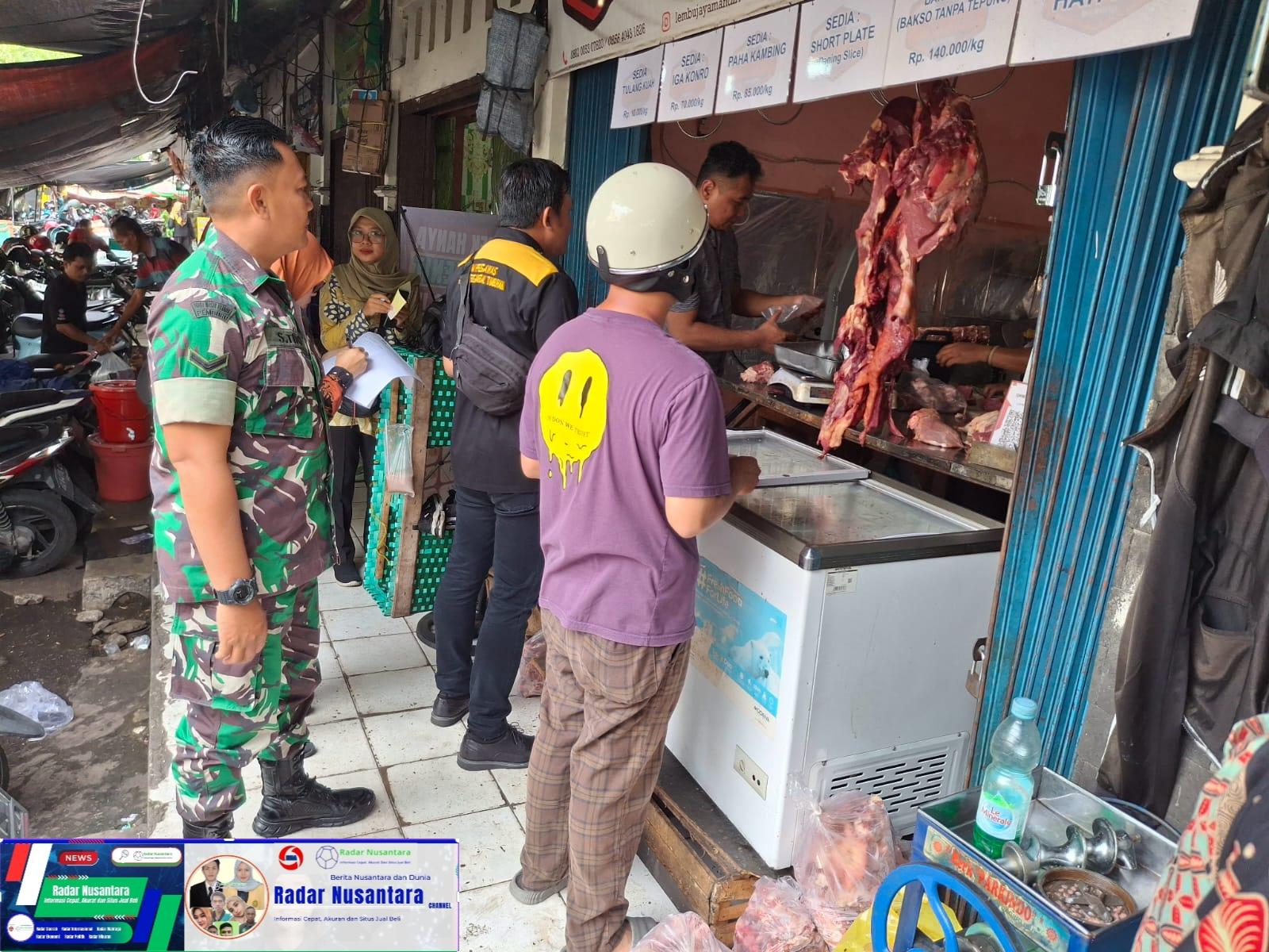 Pantau Harga Sembako Jelang Lebaran, Babinsa Danukusuman Datangi Pasar Harjodaksino