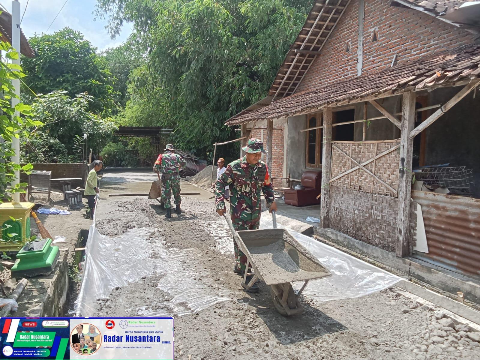 Babinsa Turut Membangun Infrastruktur, Gotong Royong Cor Jalan Kampung